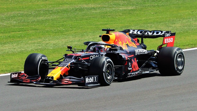 Max Verstappen Trionfa in Giappone: Incidente e Strategia nella F1
