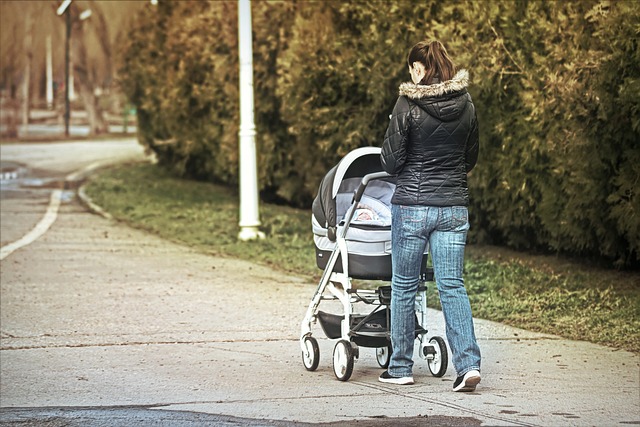 Passeggiate invernali con il neonato: perché il sacco passeggino è indispensabile per il tuo bambino