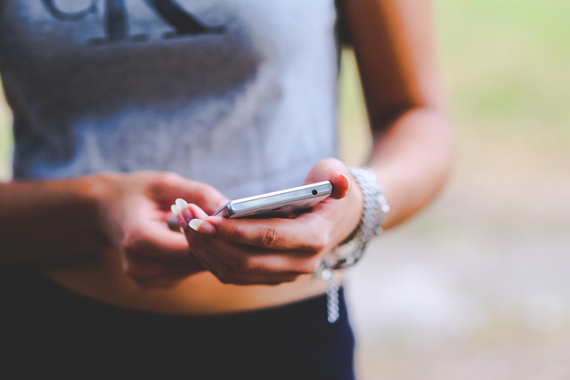 Il cellulare come compagno di vita: quanto spendiamo davvero per restare connessi?